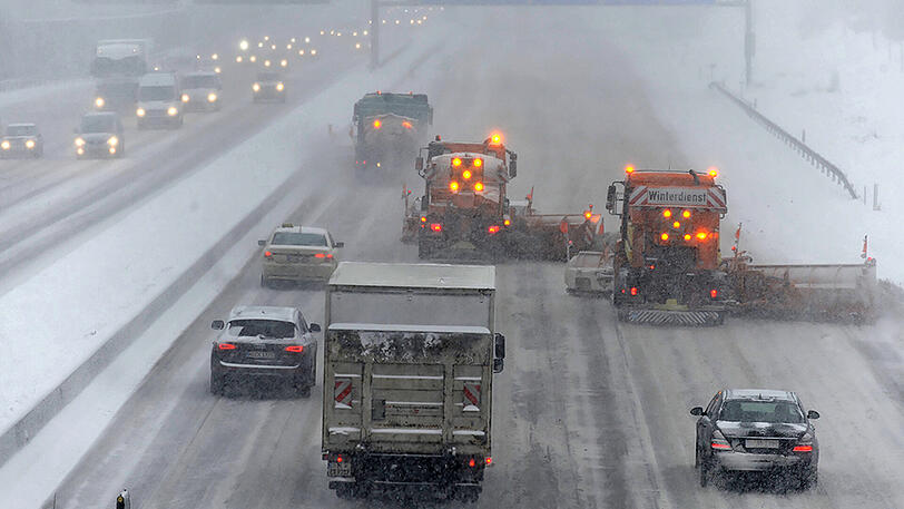 Ein effektiver Winterdienst und vorsichtige Autofahrer sorgen dafür, dass es heuer weniger kracht.