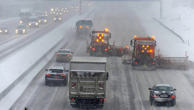 Ein effektiver Winterdienst und vorsichtige Autofahrer sorgen dafür, dass es heuer weniger kracht. Ein effektiver Winterdienst und vorsichtige Autofahrer sorgen dafür, dass es heuer weniger kracht.