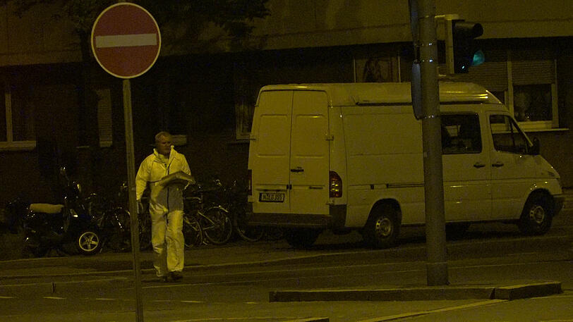 Die Feuerwehr fand in einem Bordell in Nürnberg eine tote Frau - die Bilder vom Einsatz.