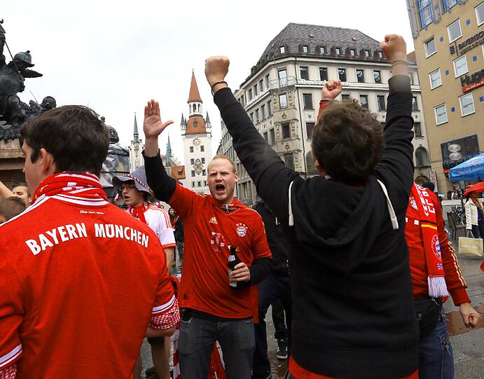 Die Bayernfans sind bereit für einen außergewöhnlichen Fußballabend. Bei brittischem Wetter und bayerischem Bier präsentieren sie die Fans lautstark am Marienplatz. Die besten Bilder.