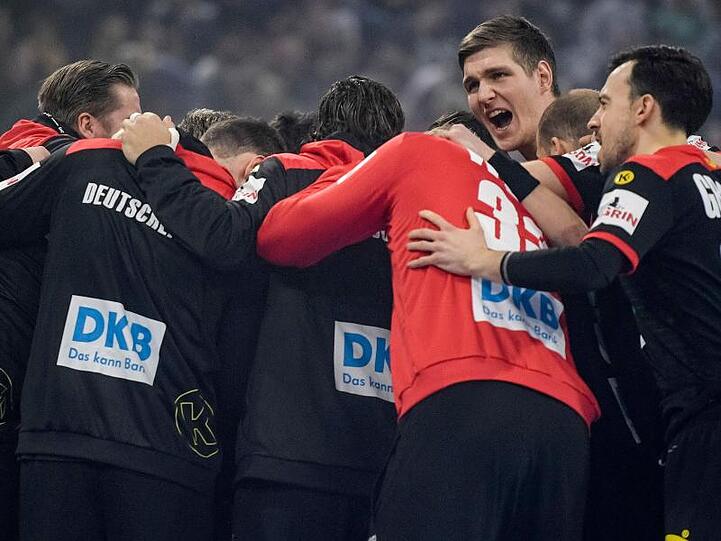 Finn Lemke feuert seine Teamkameraden im Spielerkreis an.