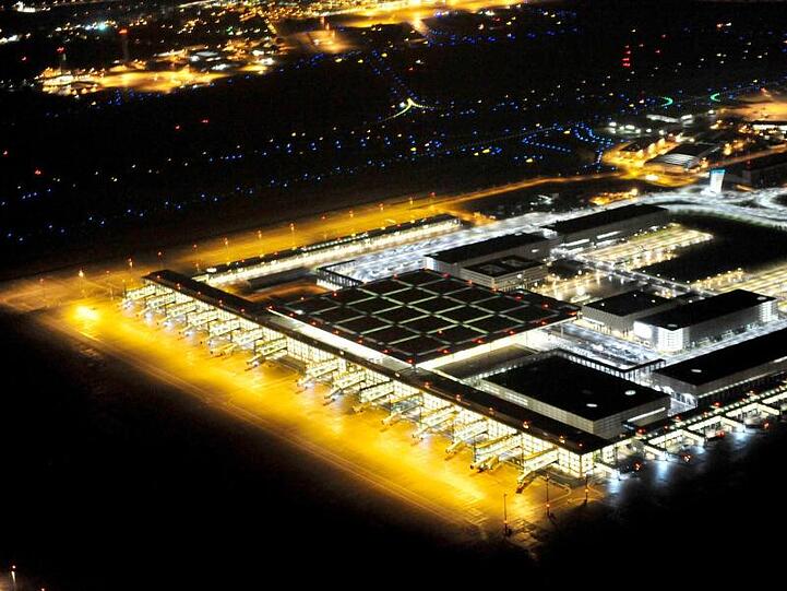 Blick bei Nacht auf das beleuchtete neue Terminal und die Rollflächen des Flughafens Berlin Brandenburg Airport Willy Brandt in Schönefeld (Brandenburg).