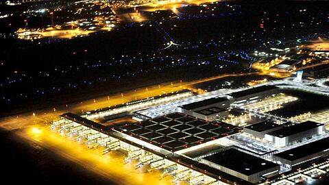 Blick bei Nacht auf das beleuchtete neue Terminal und die Rollflächen des Flughafens Berlin Brandenburg Airport Willy Brandt in Schönefeld (Brandenburg).