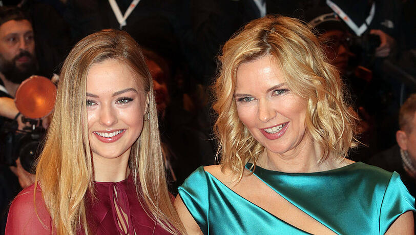 Veronica Ferres mit ihrer Tochter Lilly Krug bei der Eröffnungsgala des 70. Berlinale Filmfestivals in Berlin.