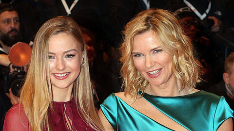 Veronica Ferres mit ihrer Tochter Lilly Krug bei der Eröffnungsgala des 70. Berlinale Filmfestivals in Berlin.
