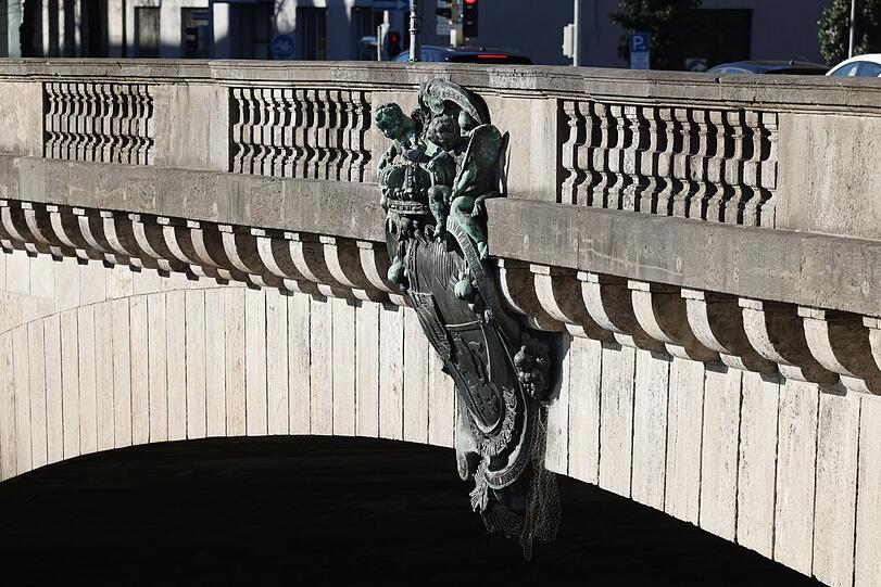 Die Luitpoldbrücke - das Wappen des Königreichs strahlt im Sonnenlicht.
