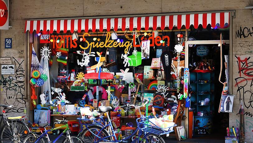 Buntes für Kinder gibt's in diesem Spielzeugladen in der Müllerstraße, der wirklich ein echter Hingucker ist.