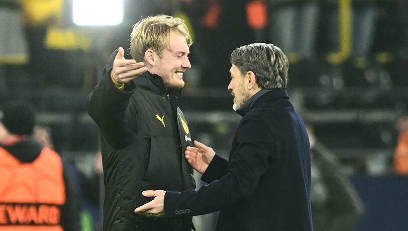 Erlösung nach drei sieglosen Dortmunder Spielen am Stück: BVB-Trainer Niko Kovac (r) umarmt Julian Brandt. Erlösung nach drei sieglosen Dortmunder Spielen am Stück: BVB-Trainer Niko Kovac (r) umarmt Julian Brandt.