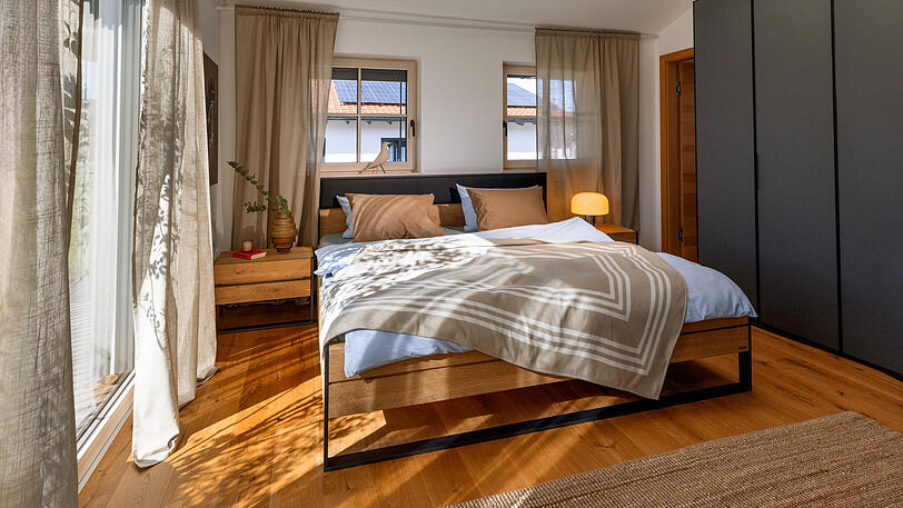 Insgesamt gibt es in dem Haus drei Schlafzimmer.