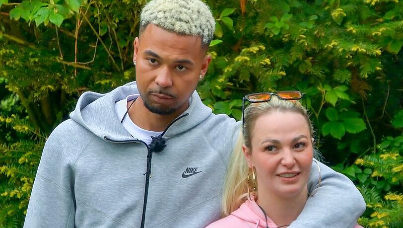 Fabrice und Anita versuchen sich im "Sommerhaus der Stars" als Strippenzieher. Fabrice und Anita versuchen sich im "Sommerhaus der Stars" als Strippenzieher.