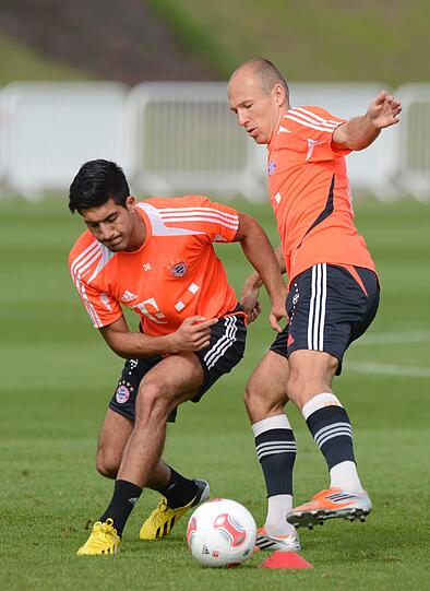Youngster Emre Can versucht sich an Arjen Robben.