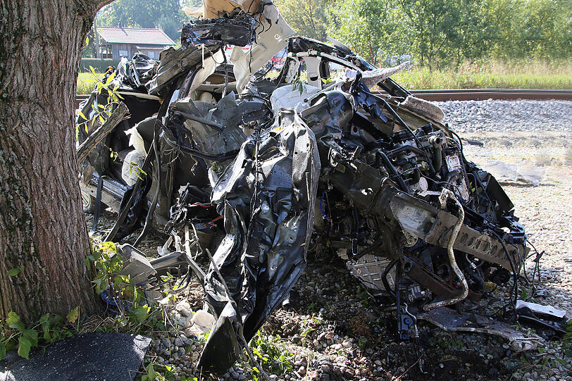 Zug erfasst Auto mit Familie: Bilder von der Unfallstelle.