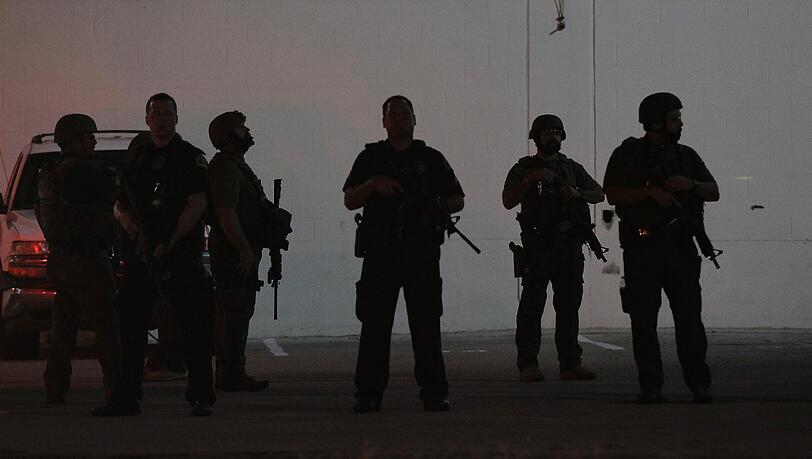 Schwer bewaffnete Polizisten beim Einsatz in der texanischen Metropole Dallas. Schwer bewaffnete Polizisten beim Einsatz in der texanischen Metropole Dallas.