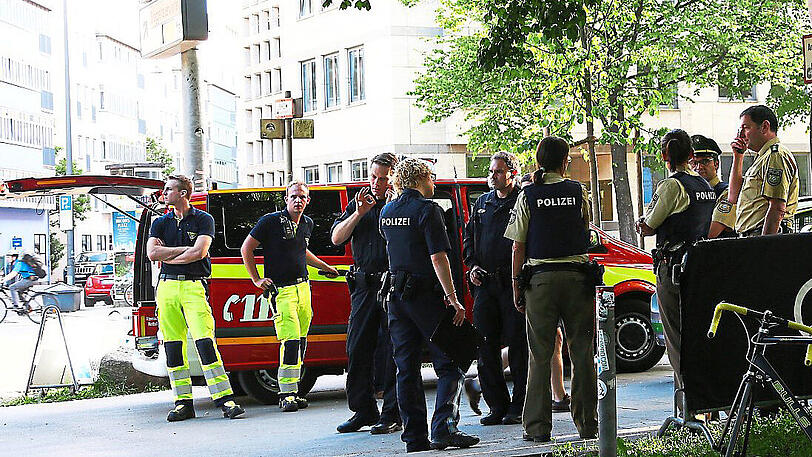 Die Feuerwehr hilft bei der groß angelegten Suchaktion.