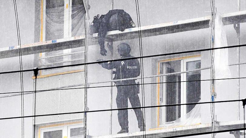 Die Polizei auf dem Gerüst des Hauses. Der Verdächtige hatte sich in eine Wohnung zurückgezogen.