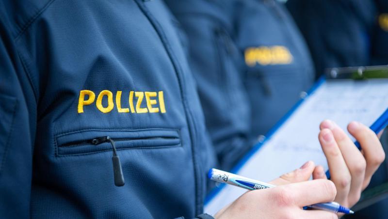 Angehende Streifenpolizisten notieren sich in einer Polizeischule etwas auf einer Notizmappe. Foto: Lino Mirgeler/dpa/Archivbild Angehende Streifenpolizisten notieren sich in einer Polizeischule etwas auf einer Notizmappe. Foto: Lino Mirgeler/dpa/Archivbild