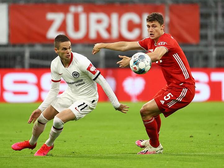 Frankfurts Mijat Gacinovic (l) in Aktion mit Münchens Benjamin Pavard.