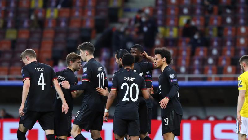 Die deutschen Nationalspieler um Torschütze Serge Gnabry (M) bejubeln das Tor zur 1:0-Führung.