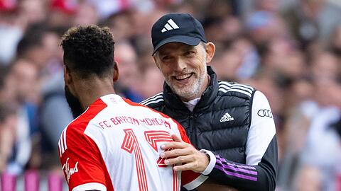 Trainer Thomas Tuchel von München und Eric Maxim Choupo-Moting stehen nach der Auswechslung zusammen.
