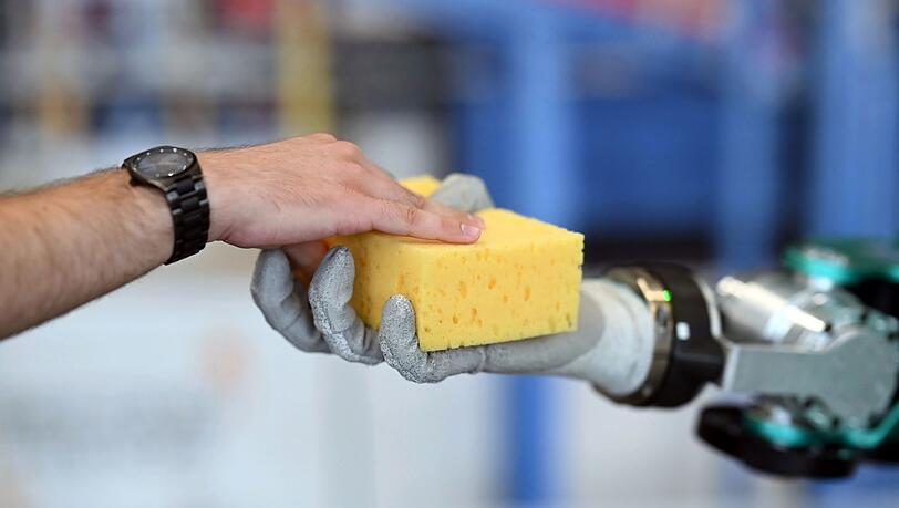 Die Menschen in Deutschland stehen einen Einsatz von Robotern im Gesundheitswesen vergleichsweise offen gegenüber (Symbolbild).