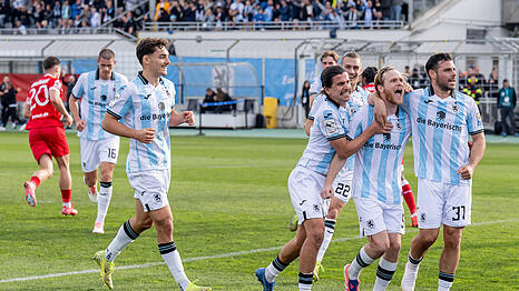 Da musste Frust raus! Die Löwen jubelten nach dem Treffer von Thore Jacobsen ausgelassen vor der Westkurve.