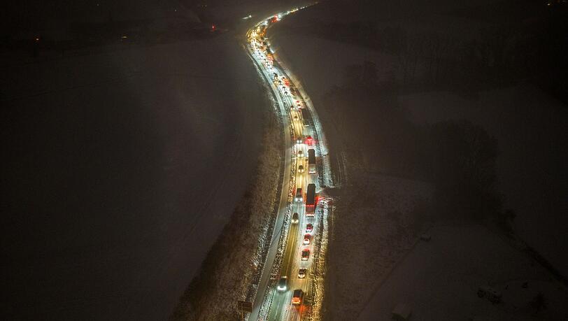 Bei Vlotho in NRW: Lastwagen schafften eine Steigung nicht, es hat sich ein Stau gebildet.