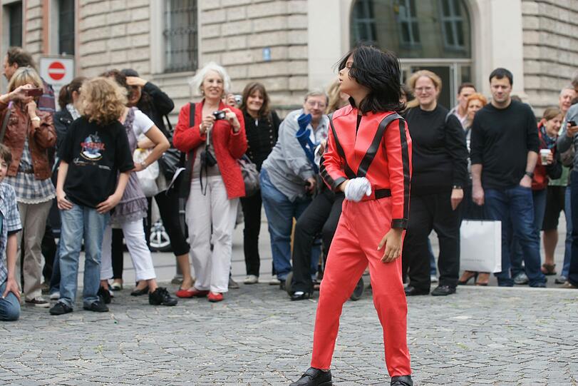 Fans gedenken ihrem Idol Michael Jackson an dem Denkmal vor dem Hotel "Bayerischer Hof".