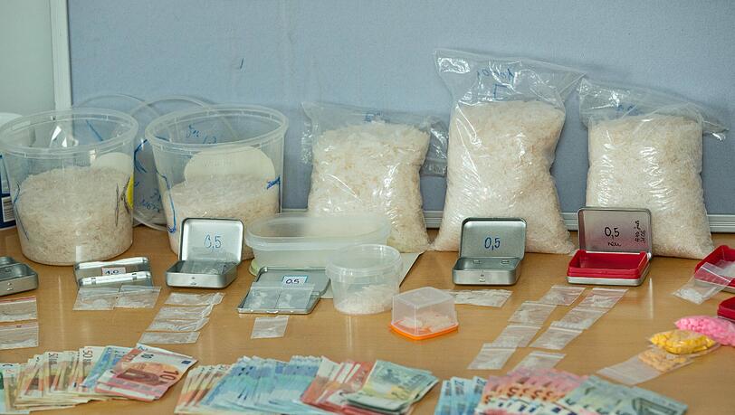 Neben überwiegend Kokain stellten die Ermittler auch 1,5 Kilogramm Marihuana im Verkaufswert von zusammen rund 60 000 Euro sicher. (Symbolbild) Neben überwiegend Kokain stellten die Ermittler auch 1,5 Kilogramm Marihuana im Verkaufswert von zusammen rund 60 000 Euro sicher. (Symbolbild)