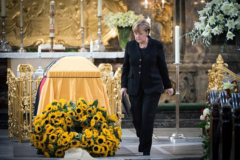 Bundeskanzlerin Angela Merkel neben dem Sarg Helmut Schmidts im Hamburger Michel.