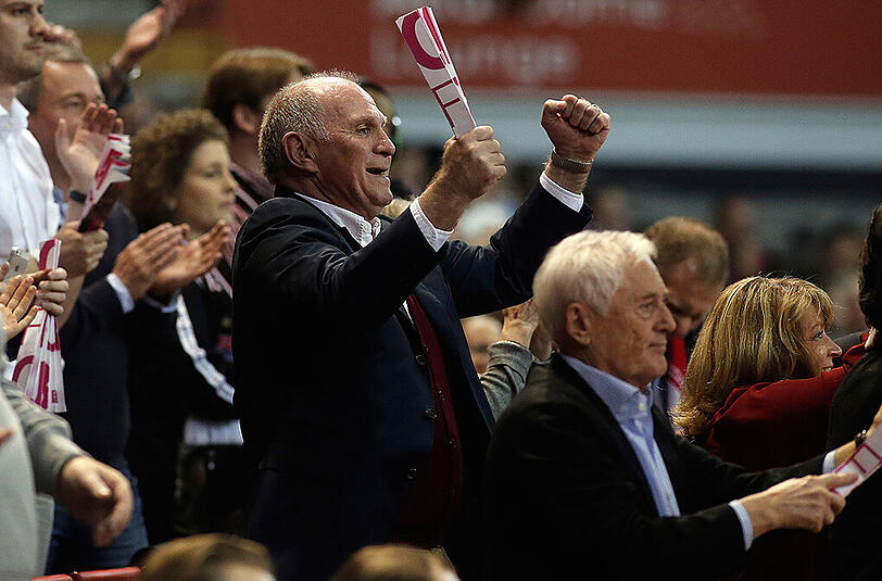 Uli Hoeneß war am Samstag mit seiner Frau Susi im Audi Dome zu Gast und bejubelte den Sieg des FC Bayern.