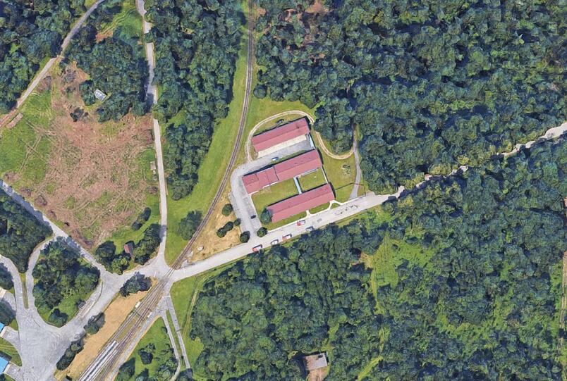 Das Tanklager von oben: Auf dem Gelände steht ein Verwaltungsgebäude, eine Abfüllanlage und eine Steuerungseinheit. Die Tanks liegen unterirdisch. Sie haben ein Fassungsvermögen von 125 Millionen Liter.