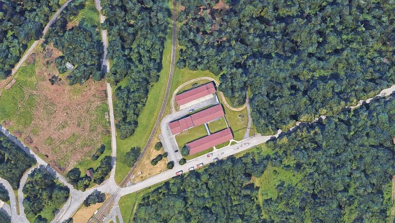 Das Tanklager von oben: Auf dem Gelände steht ein Verwaltungsgebäude, eine Abfüllanlage und eine Steuerungseinheit. Die Tanks liegen unterirdisch. Sie haben ein Fassungsvermögen von 125 Millionen Liter. Das Tanklager von oben: Auf dem Gelände steht ein Verwaltungsgebäude, eine Abfüllanlage und eine Steuerungseinheit. Die Tanks liegen unterirdisch. Sie haben ein Fassungsvermögen von 125 Millionen Liter.