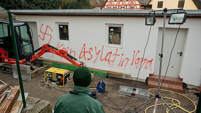 Der Schriftzug «Kein Asylat (Asylant) in Vorra» und Hakenkreuze sind in Vorra (Bayern) an einer Hauswand zu lesen.