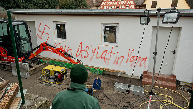 Der Schriftzug «Kein Asylat (Asylant) in Vorra» und Hakenkreuze sind in Vorra (Bayern) an einer Hauswand zu lesen. Der Schriftzug «Kein Asylat (Asylant) in Vorra» und Hakenkreuze sind in Vorra (Bayern) an einer Hauswand zu lesen.