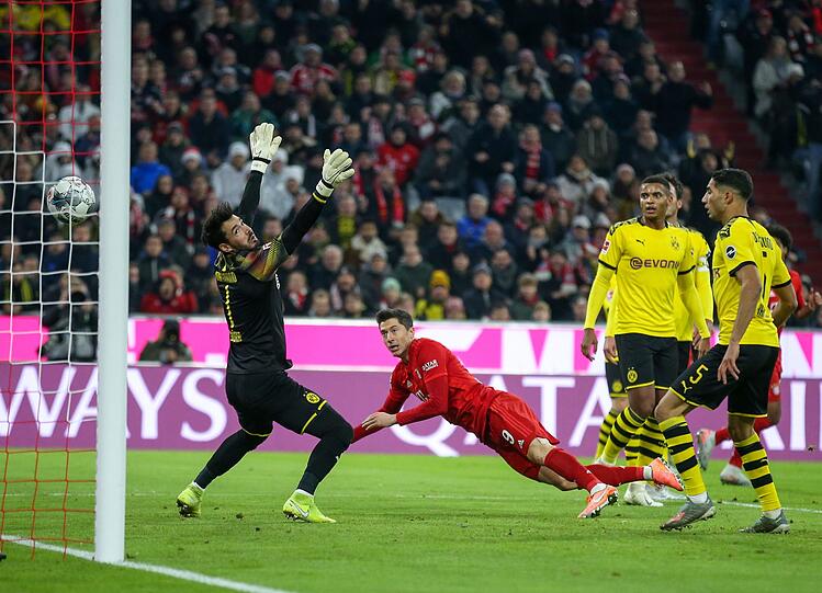 Gala gegen den Rivalen: Der FC Bayern um Robert Lewandowski besiegt Dortmund am 9. November mit 4:0.