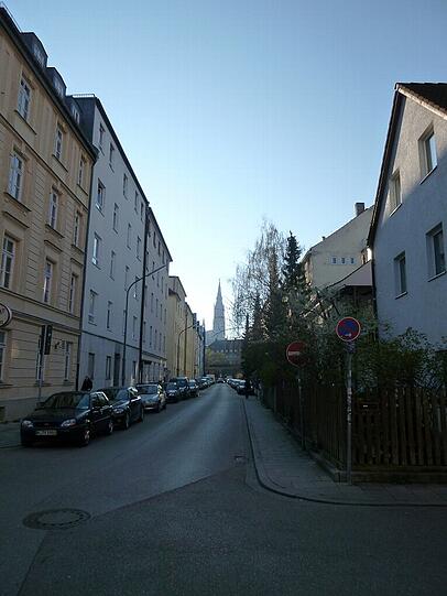 Ein idyllischer Blick auf die Eisenbahnbrücke und Heilig-Kreuz Kirche in der Unteren Weidenstraße.