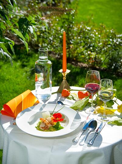 Das Guggenberger legt größten Wert auf ein freundlichen Service und ein gemütliches Ambiente. Lassen Sie sich zu einer Weinverkostung verführen, gönnen Sie sich einen Cocktail an der Bar oder genießen Sie einen Nachmittagskaffee auf der Sonnenterrasse.