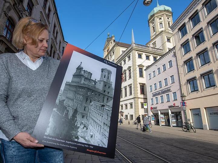 Die stellvertretende Leiterin des Stadtarchivs Augsburg, Kerstin Lengger, hält ein historisches Bild. Foto: Stefan Puchner