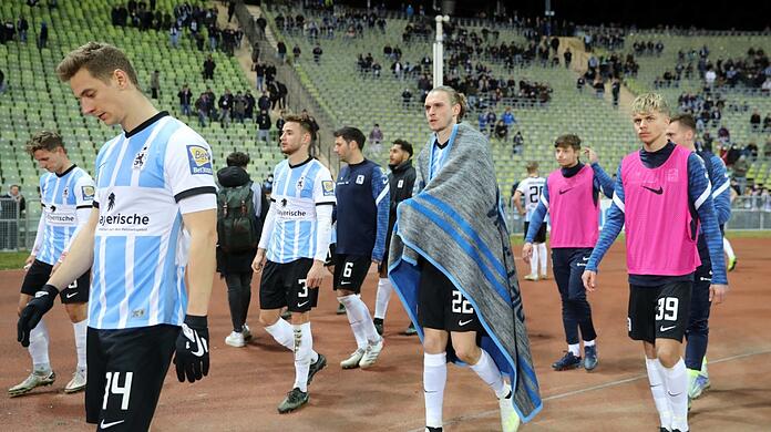 Hängende Köpfe, leeres Punktekonto: die Löwen-Profis um Dennis Dressel (l.) nach der bitteren, aber hochverdienten Derby-Pleite bei Türkgücü im Olympiastadion.
