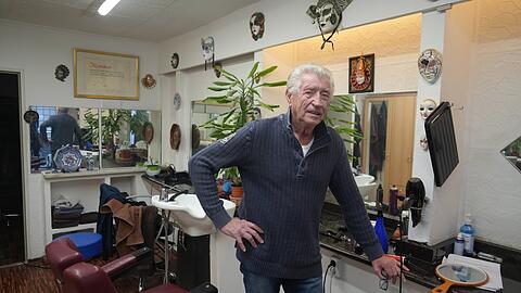 Seit 42 Jahren betreibt Martin P. einen Friseursalon in Haidhausen. "Die Anspannung ist weg", sagte der 75-Jährige in einer ersten Reaktion auf die neuen Infos zur Corona-Soforthilfe. Andere Kleinunternehmer bleiben skeptisch.