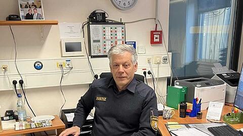 Es ist ein Job, den er gerne macht: Justizwachtmeister Dieter Grossmann an seinem Arbeitsplatz im Augsburger Landgericht.