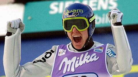 Skispringer Sven Hannawald jubelt im Auslauf an der neuen Bergisel-Schanze.