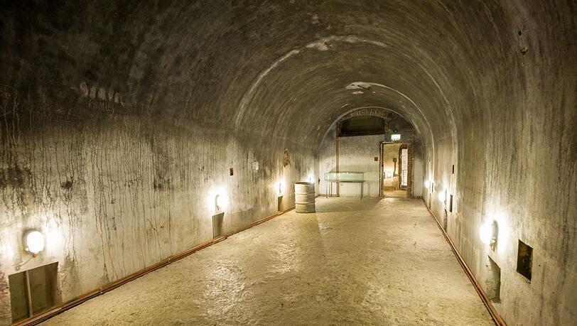 Besucher gehen durch einen unterirdischen Bunker, der dem NS-Dokumentationszentrum Obersalzberg angeschlossen ist.