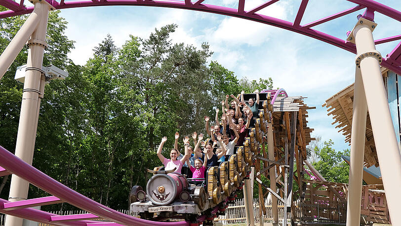 Eines der vielen Highlights im Bayern-Park, die Familienachterbahn FirleFranz.