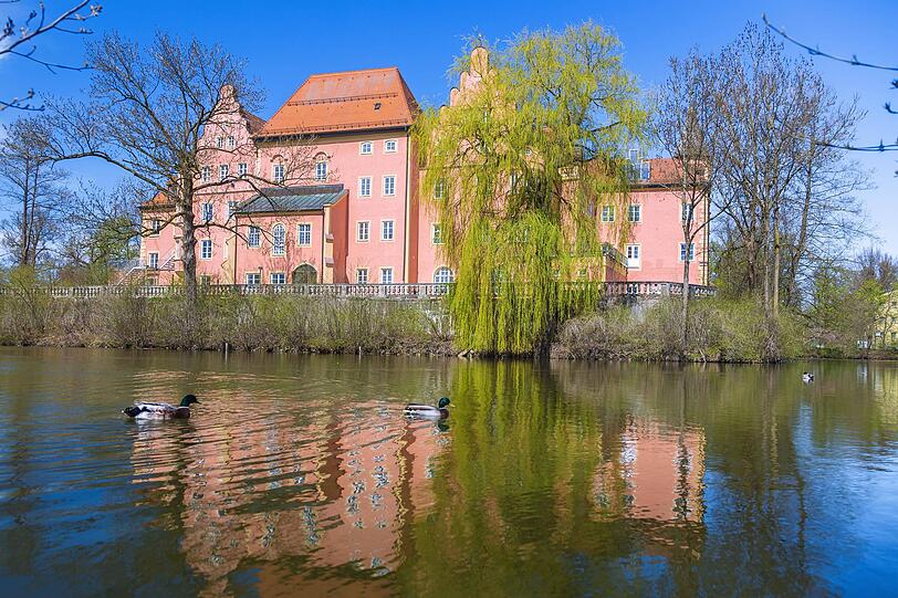 Das Wasserschloss von Taufkirchen vom Wasser aus gesehen.