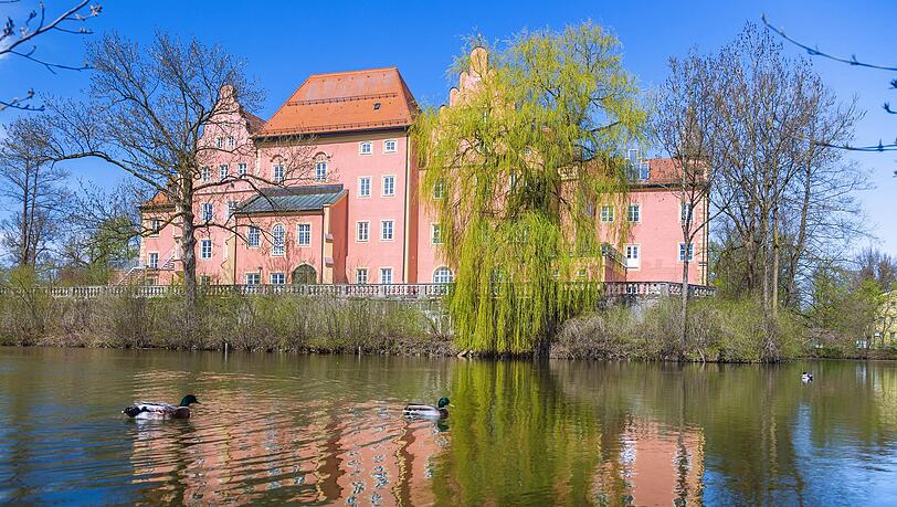 Das Wasserschloss von Taufkirchen vom Wasser aus gesehen.