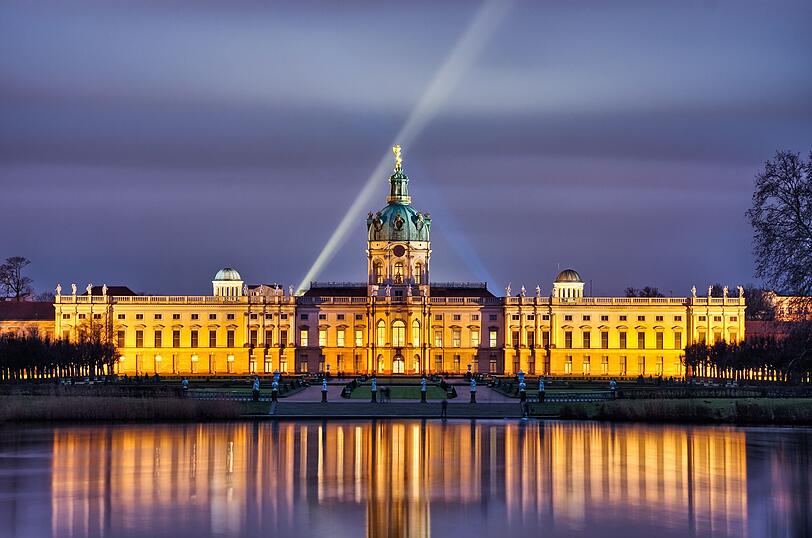 Die ehemalige Sommerresidenz der Hohenzollern in Berlin, Charlottenburg spiegelt viele Baustile wider. Zwischen 1695 und 1791 wurde der Bau im Stil des Barock, des Rokoko und des Klassizismus umgebaut. Vor allem die Prachträume und das Museum sind beeindruckende Zeugnisse einer vergangenen Zeit und geben Einblicke in eine der bedeutendsten Dynastien des ehemaligen deutschen Hochadels. Die ehemalige Sommerresidenz der Hohenzollern in Berlin, Charlottenburg spiegelt viele Baustile wider. Zwischen 1695 und 1791 wurde der Bau im Stil des Barock, des Rokoko und des Klassizismus umgebaut. Vor allem die Prachträume und das Museum sind beeindruckende Zeugnisse einer vergangenen Zeit und geben Einblicke in eine der bedeutendsten Dynastien des ehemaligen deutschen Hochadels.