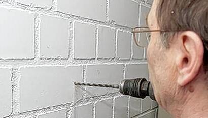 Welche Farbe hat das Bohrmehl? - Vor dem Dübeln muss die Beschaffenheit der Wand geprüft werden. Welche Farbe hat das Bohrmehl? - Vor dem Dübeln muss die Beschaffenheit der Wand geprüft werden.