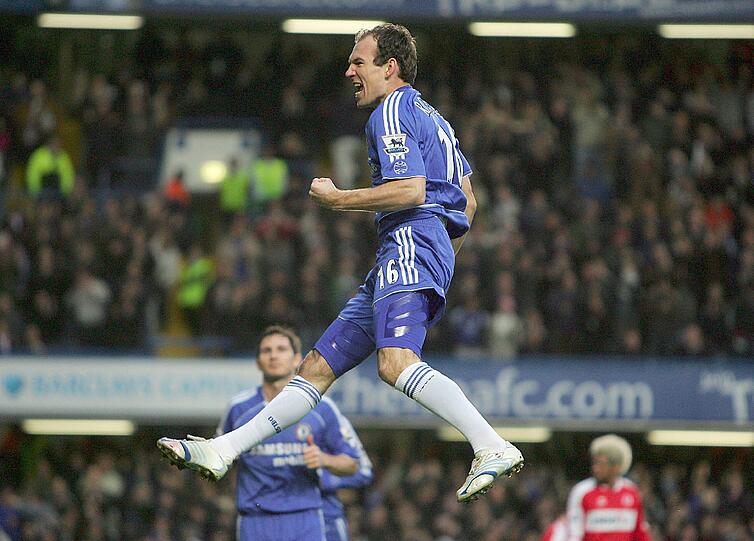 Zur Saison 2004/2005 wechselte Robben in die englische Premier League zum FC Chelsea - in der englischen Metropole London reifte er zum internationalen Topspieler, wurde zwei Mal hintereinander Meister und gewann mit den "Blues" in drei Jahren alle nationalen englischen Titel.