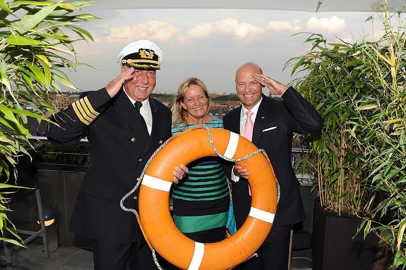 Andreas Greulich (Kapitän der MS Deutschland) mit Ehefrau Sabine, Direktor Hotel Mandarin Oriental Lars Wagner